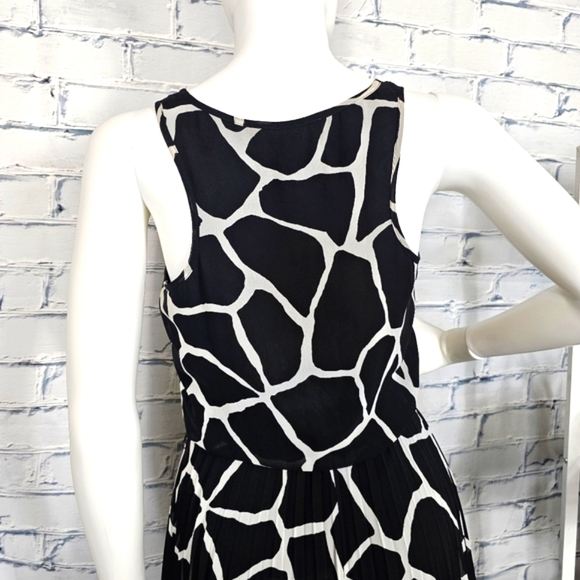 Michael Kors Black/White Sleeveless Pleated Maxi Dress - Picture 7 of 11